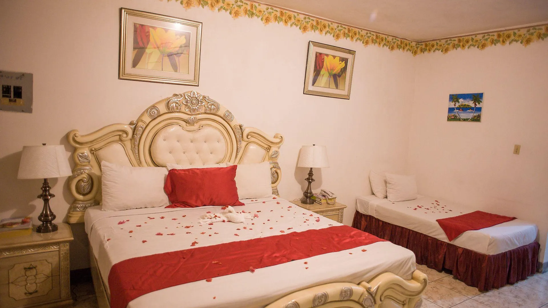 اتصالات Glorianna Hotel 